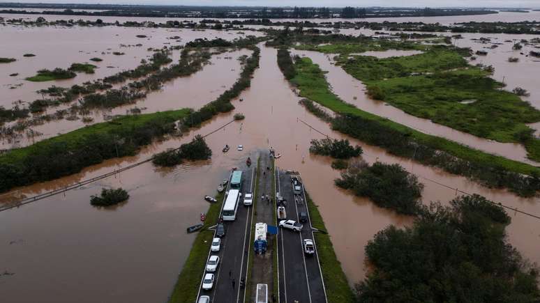 Transbordamento do rio Jacuí interditou estradas na região metropolitana de Porto Alegre