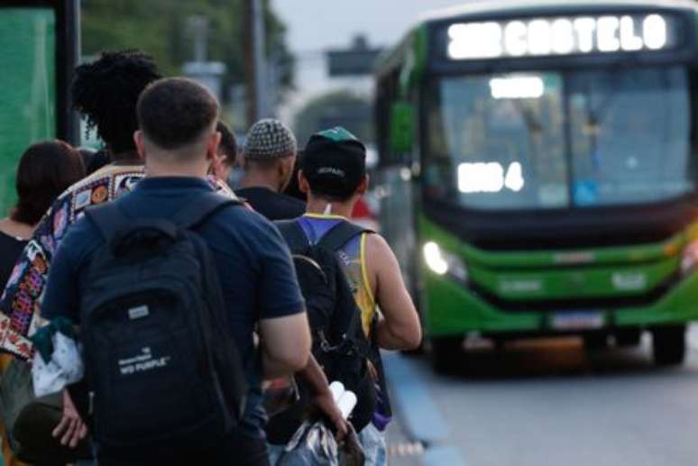 Rio de Janeiro (RJ) 04/30/2024 – Workers use buses to go home, in the Central do Brasil region. Photo: Fernando Frazão/Agência Brasil Rio de Janeiro (RJ) 04/30/2024 – Workers use buses to go home, in the Central do Brasil region. Photo: Fernando Frazão/Agência Brasil