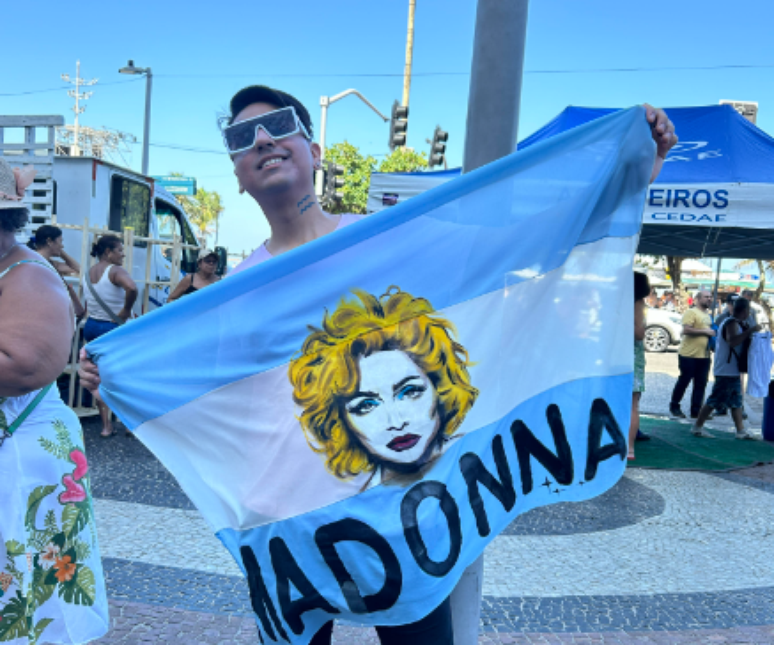 Argentino carrega bandeira com rosto de Madonna na expectativa de ver a cantora