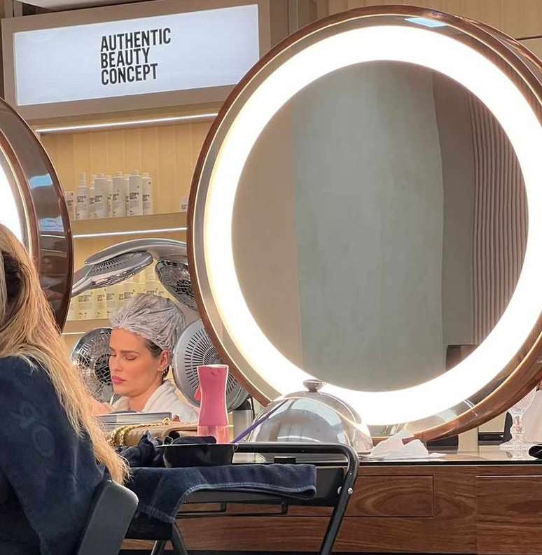 "Espelho, espelho meu...": a modelo e empresária exibiu sua beleza natural ao longo do procedimento nos cabelos