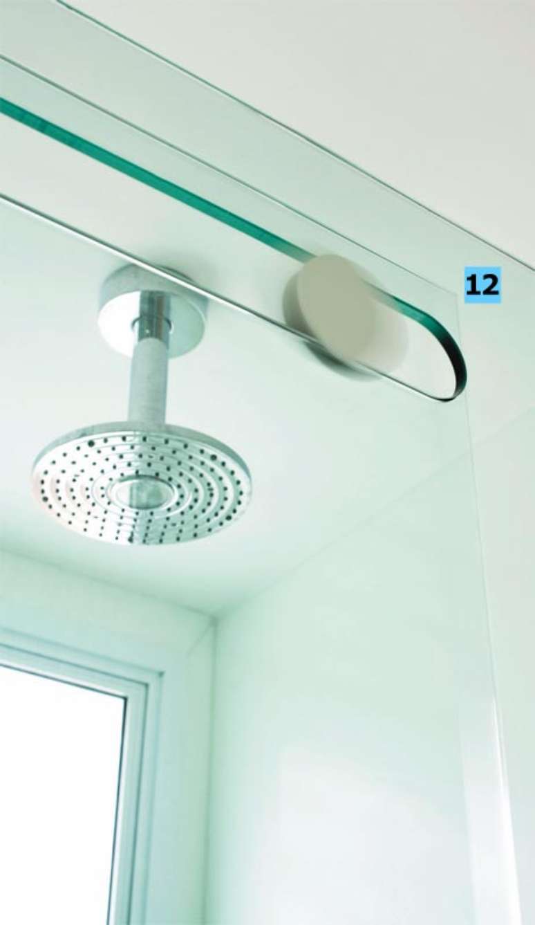 12. No boxe, uma novidade: o trilho &eacute; recortado no pr&oacute;prio vidro e c...