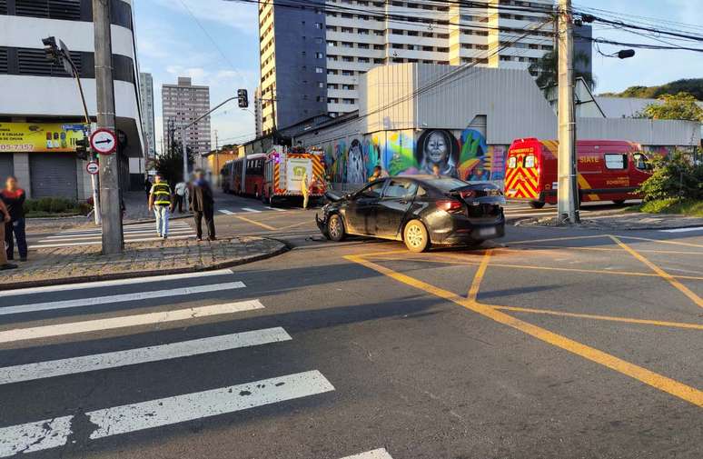 A passenger in a car is injured after crashing into a double-articulated vehicle in Curitiba;  no driver assumes signal advancement