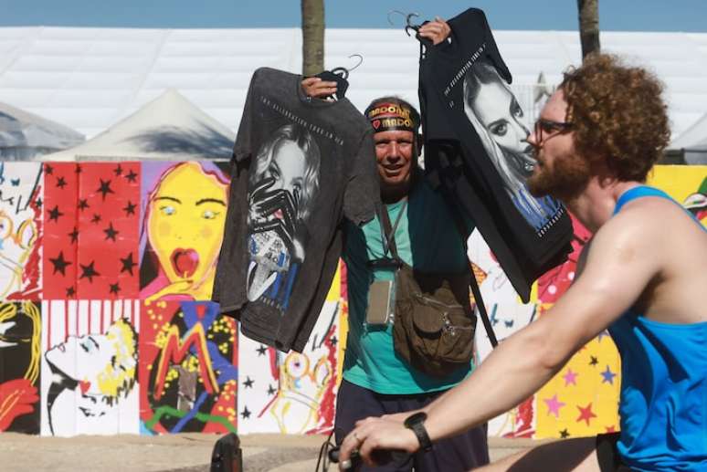 Camisetas, quadros, cangas e CDs são vendidos na orla de Copacabana na véspera do show de Madonna