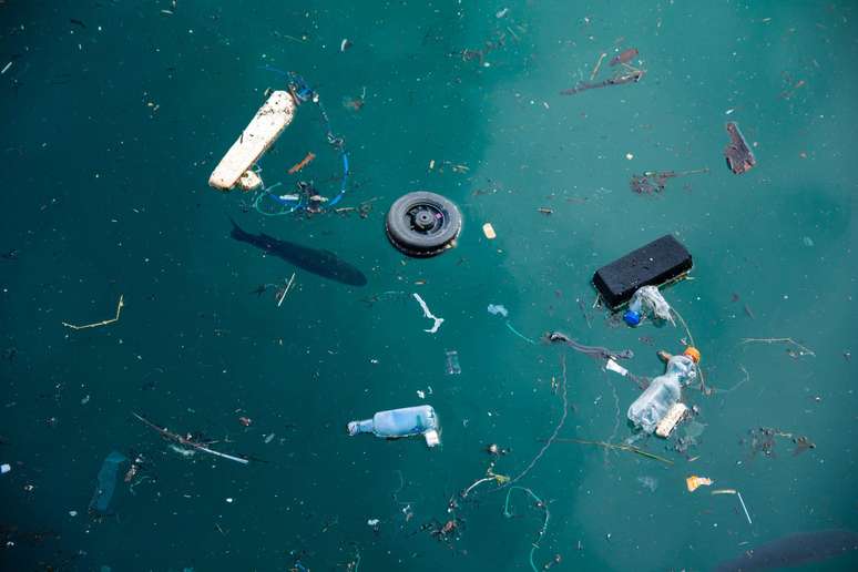 Grande parte do lixo plástico vai parar nos oceanos