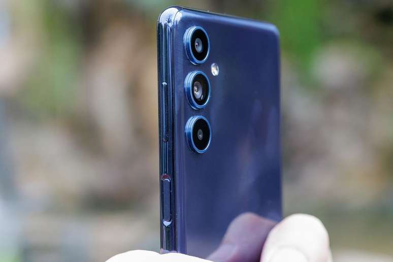 A linha Galaxy M só volta a fazer sentido se o seu preço abaixar e a bateria aumentar novamente (Imagem: Ivo Meneghel Jr/Canaltech)