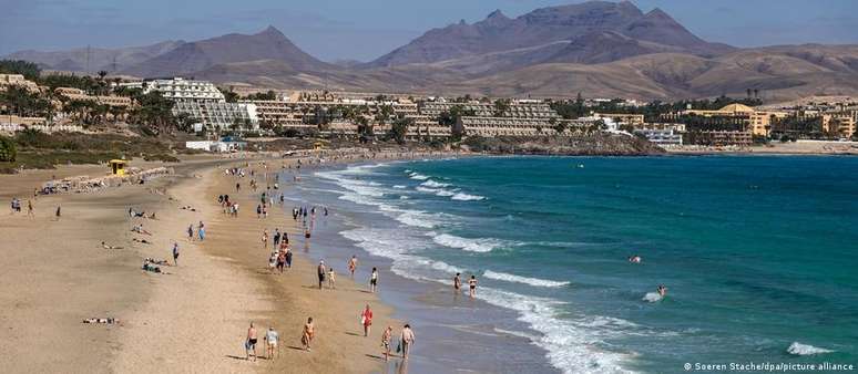 Praia em Fuerteventura, uma das ilhas do arquipélago: mais de 16 milhões visitaram as Canárias em 2023, um recorde