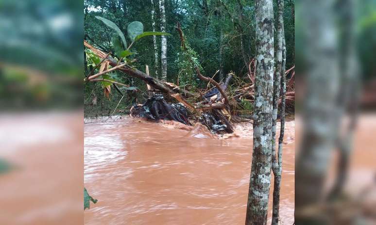 Defesa Civil estadual confirma duas mortes no oeste do Paraná por conta do temporal.