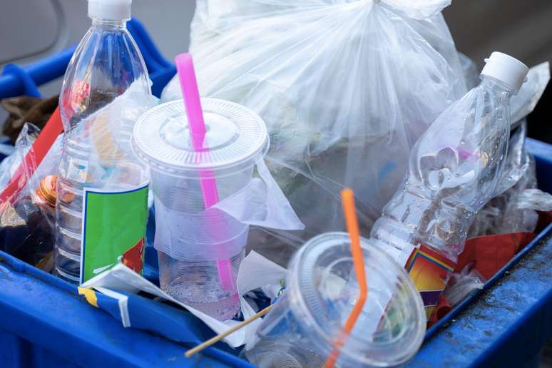 Cerca de 400 milhões de toneladas de resíduos plásticos são produzidas todos os anos no mundo todo