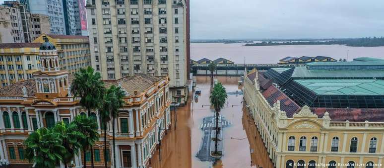 Águas do Guaíba ultrapassaram nível histórico e tomaram centro de Porto Alegre, capital do estado