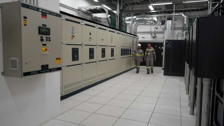 Salas elétricas trazem quadros de distribuição, transformadores e baterias, para atuarem como 'nobreaks' em casos de falha na rede elétrica externa. (Imagem: ODATA / Divulgação)