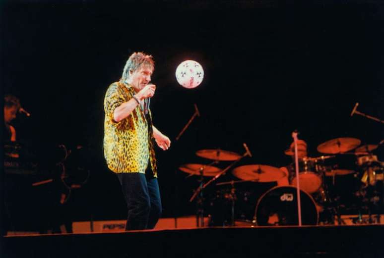 O cantor britânico Rod Stewart durante show na Praia de Copacabana, no Rio de Janeiro, em 1994.