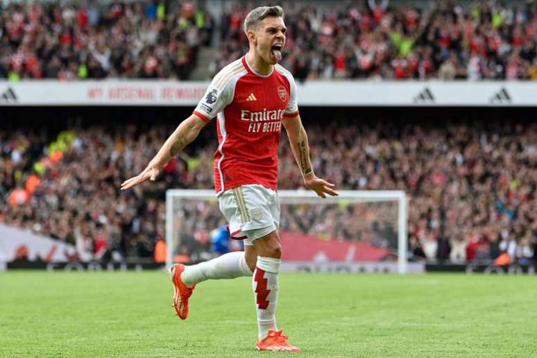 Trossard celebra o gol marcado. 