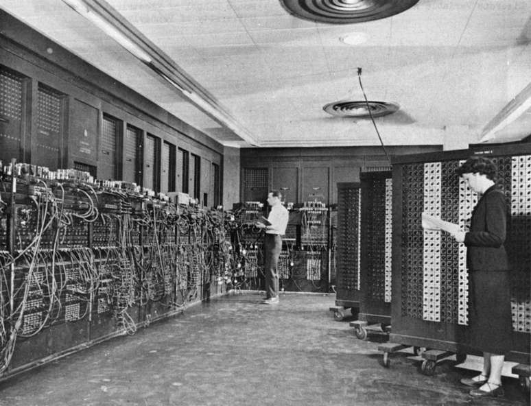 ENIAC foi um dos primeiros supercomputadores e sua estrutura se assemelha ao conceito adotado por data centers. (Imagem: Exército dos EUA / Reprodução)