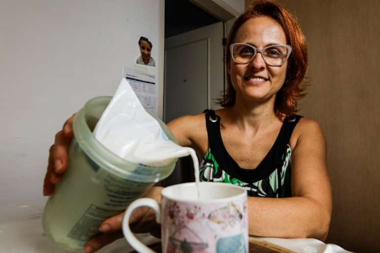 Consumidores como Andreia Motta, dona de casa, voltaram a consumir o leite em saquinho, em busca de preço, qualidade e menor descarte de plástico.