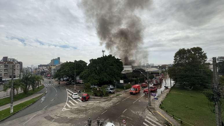 Incêndio em um posto de gasolina na zona norte da cidade de Porto Alegre (RS)