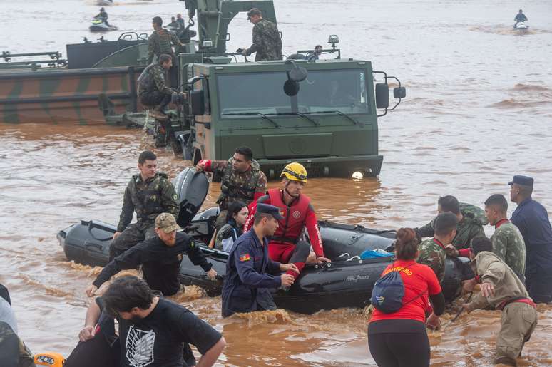 Equipes trabalham no resgate de pessoas que ficaram ilhadas no Rio Grande do Sul