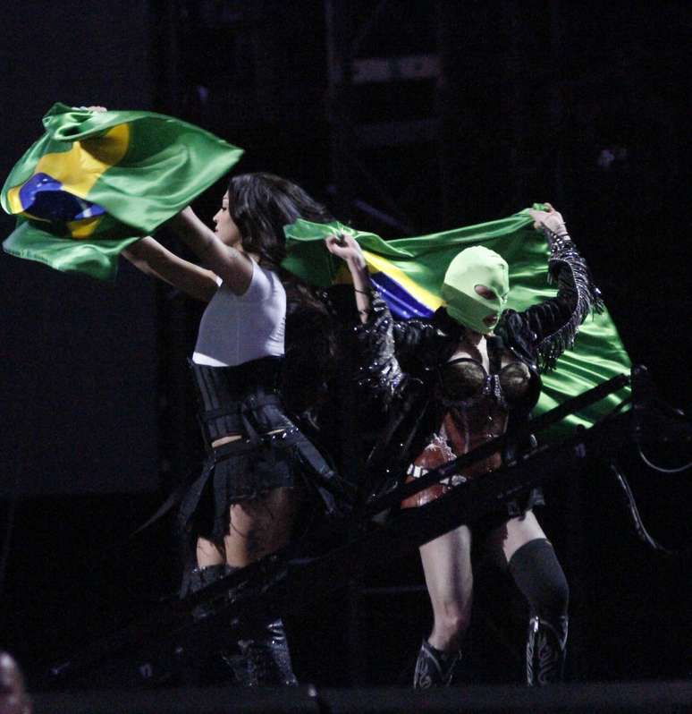 Madonna e Pabllo Vittar foram clicadas erguendo uma bandeira do Brasil