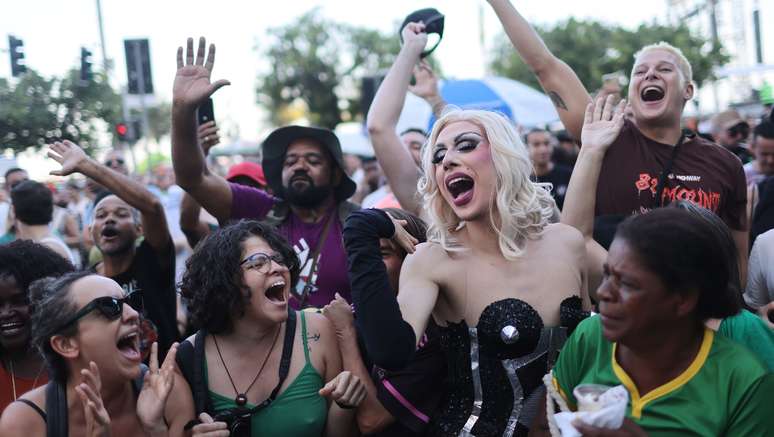 Fãs de Madonna em Copacabana: a alegria é remédio a um país entristecido por brigas políticas, pandemia e violência