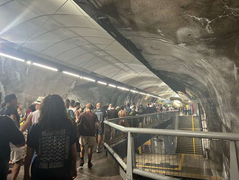 Fãs de Madonna enfrentam transporte público lotado para chegar à Praia de Copacabana, no Rio de Janeiro.