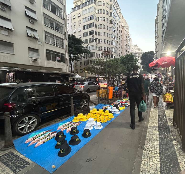Camelôs vendem itens nome e imagens de Madonna nas ruas próximas à Praia de Copacabana, no Rio.