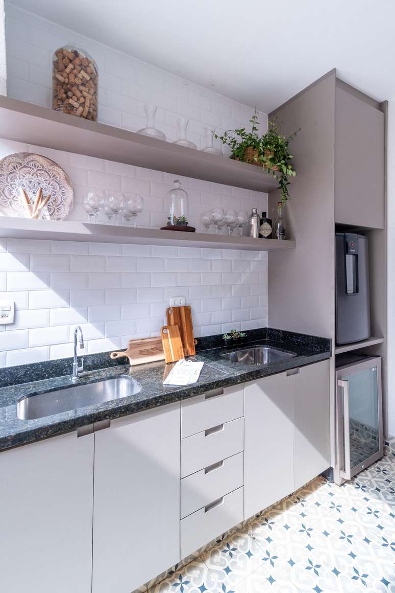 The renovation of the rental house creates an outdoor kitchen and living room with boiserie