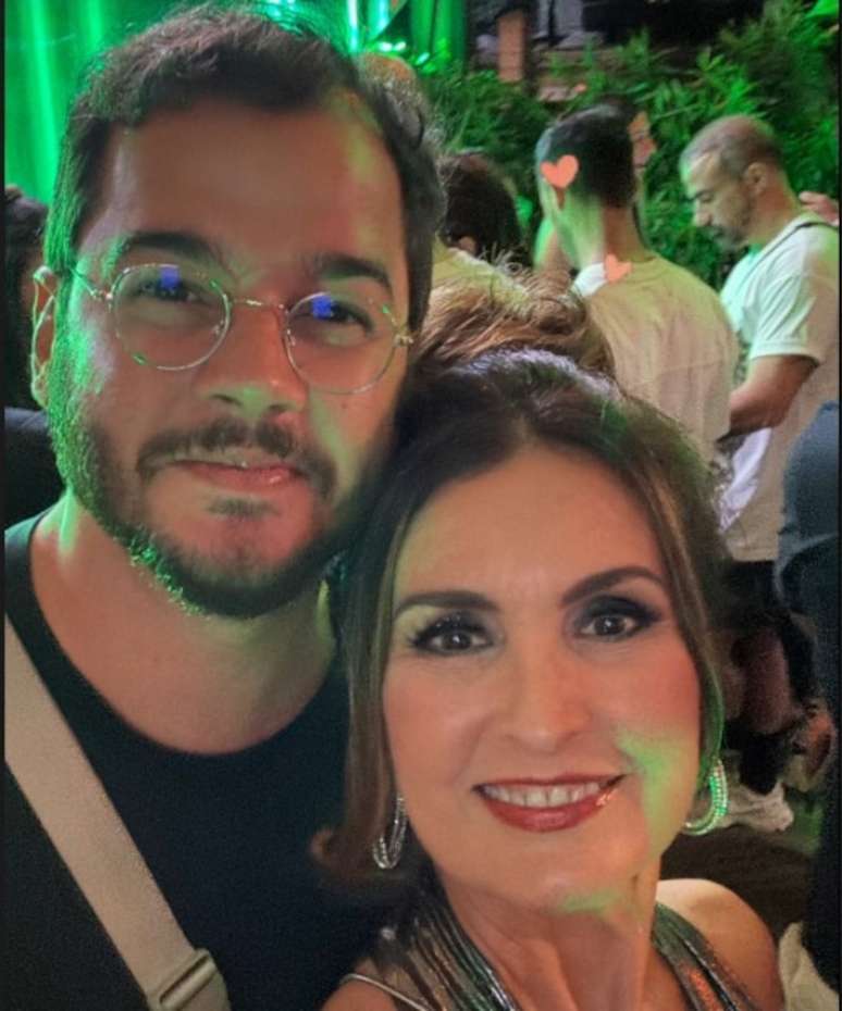 O deputado federal Túlio Gadêlha (Rede-PE) publicou uma foto ao lado da namorada, Fátima Bernardes, na área vip do show da popstar