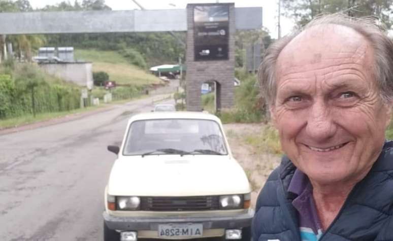 Adolfo Fr&ouml;hlich, 72 anos, e seu Fiat 147