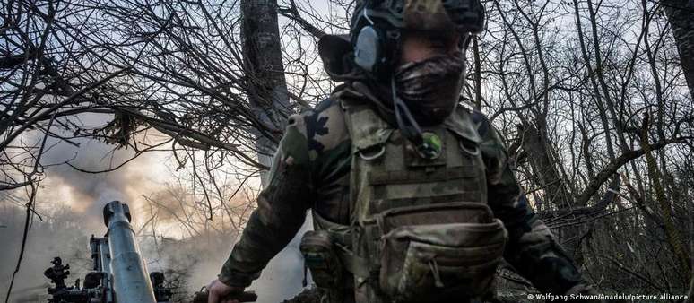Militar ucraniano dispara peça de artilharia na região de Donetsk