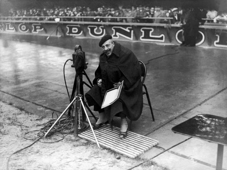 Edmond Dehorter, às vezes referido como 'o orador desconhecido' e mais tarde como o 'pai dos comentários esportivos', comentou os Jogos para a Rádio-Paris