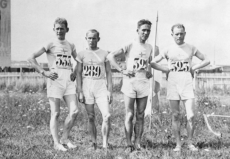 Na foto (da esquerda para a direita) estão: V.J. Sipila; EE Berg; Ville Ritola e Paavo Nurmi