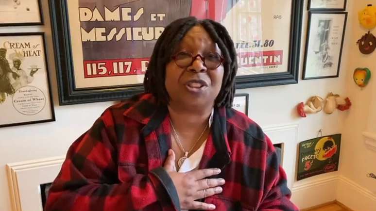 A atriz Whoopi Goldberg voltou ao notici&aacute;rio recentemente ao comentar que a Academia que concede o Oscar n&atilde;o esnobou a atriz Margot Robbie e a diretora Greta Gerwig, diferentemente do que dizem por a&iacute;. "N&atilde;o h&aacute; esnobados. Nem todo mundo ganha um pr&ecirc;mio. Os filmes que voc&ecirc; ama podem n&atilde;o ser amados pelos votantes do Osca", disse.