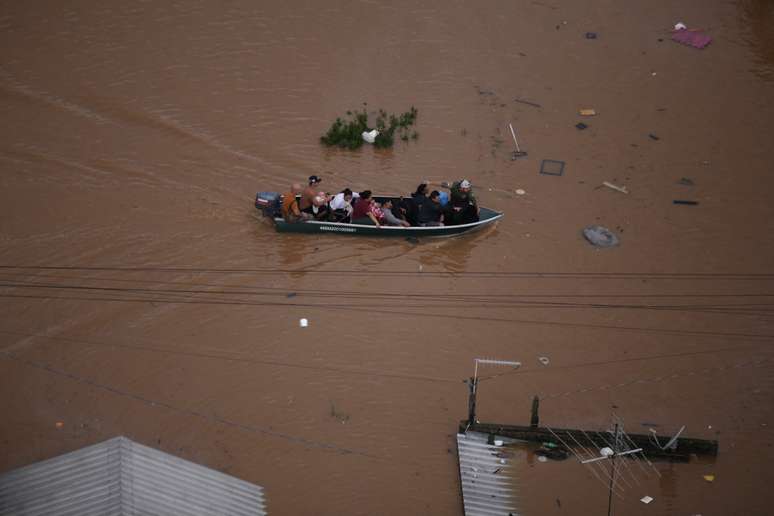 Moradores são resgatados por voluntários em Canoas, no Rio Grande do Sul 