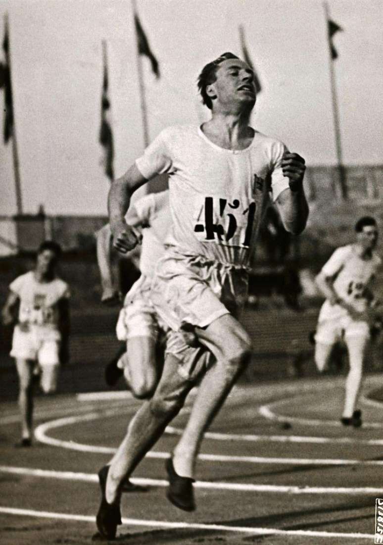 Eric Liddell, da Grã-Bretanha, a caminho da vitória na final olímpica dos 400 metros no Stade de Colombes