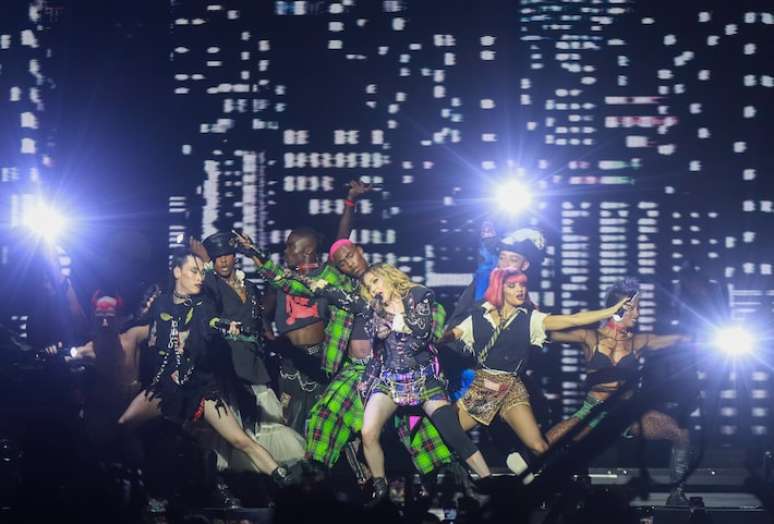 Por que Madonna usou proteção nos joelhos durante apresentação em Copacabana?