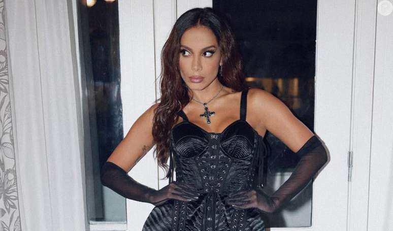 Anitta no show de Madonna usou look g&oacute;tico de quase R$ 31 mil com corset, sand&aacute;lias de couro e colar com cruz de cristal de strass.