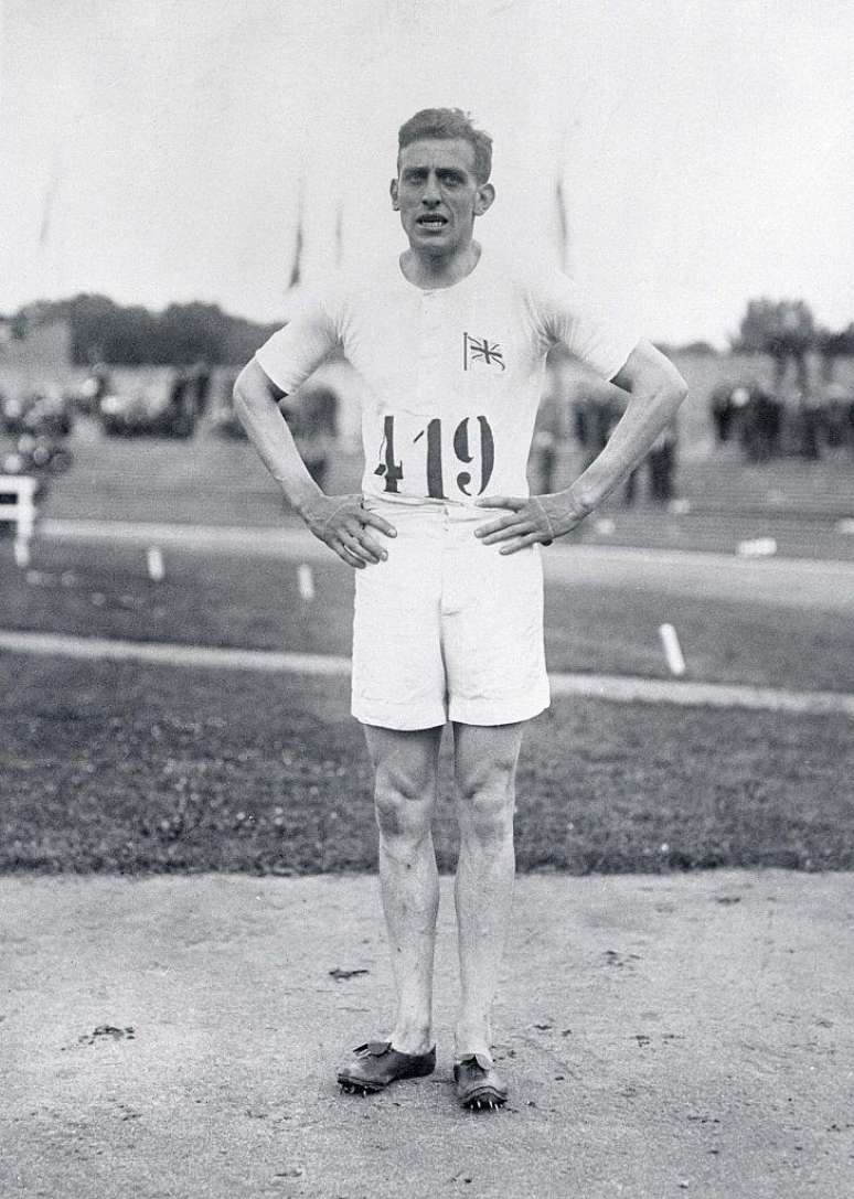 Após suas duas medalhas nos Jogos de 1924, Abrahams foi forçado a se aposentar um ano depois, após ter quebrado uma perna. Mais tarde, ele se voltou para o jornalismo e se tornou comentarista da rádio BBC