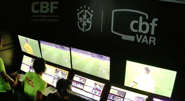 VAR analisa possível penalidade a favor do Flamengo