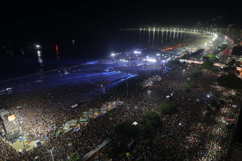 Multidão lota Praia de Copacabana, no Rio de Janeiro, para show histórico de Madonna.