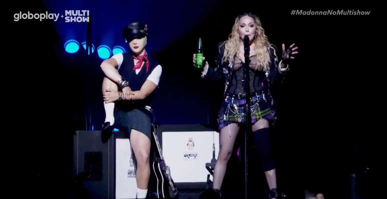 Madonna segura garrafa durante show