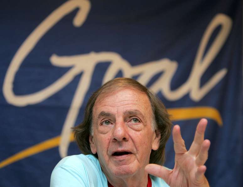 Técnico campeão do mundo com a Argentina em 1978, Cesar Menotti, durante entrevista coletiva em Havana