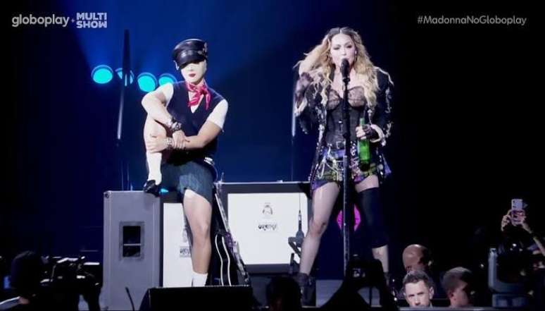 F&atilde;s da artista&nbsp; ficaram em d&uacute;vida se a joelheira fazia parte do figurino ou n&atilde;o.