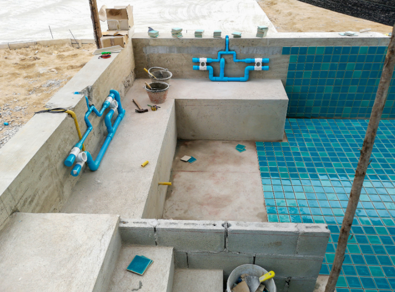 Como fazer concreto: é interessante contar com a ajuda de um arquiteto ou engenheiro para construir sua piscina – Foto: Shutterstock