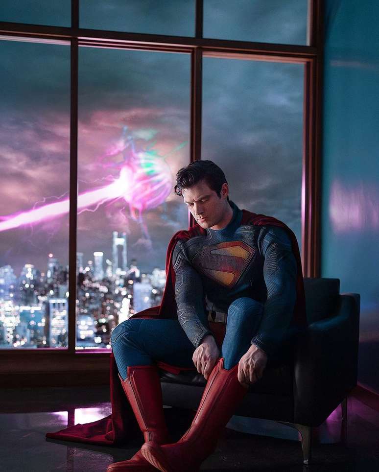 Superman pensativo na primeira imagem oficial de David Corenswet com o uniforme (Imagem: Reprodução/James Gunn/Jessica Miglio/DC Studios)