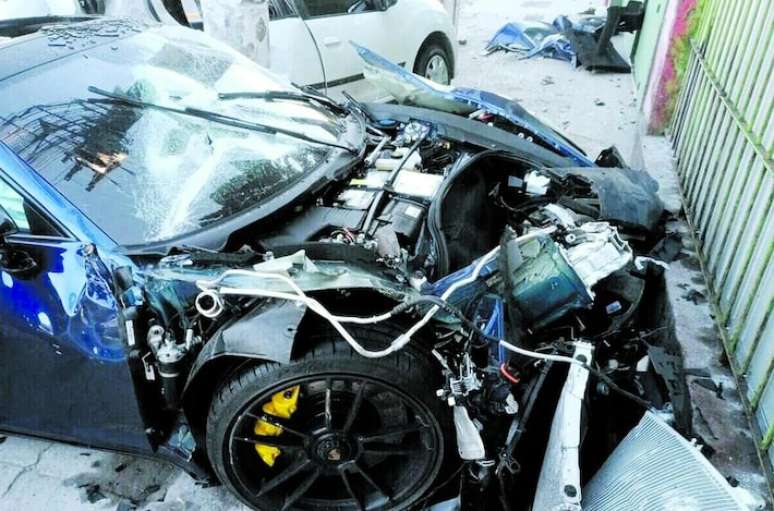 Porsche atingiu e destruiu o Sandero e matou motorista de aplicativo na Avenida Salim Farah Maluf