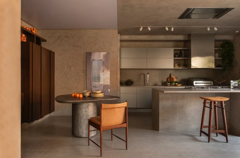 Como fazer concreto: Cozinha Bonança tem bancada de concreto e tons monocromáticos – Projeto: Bruno Ortega | Foto: Felipe Araújo/CASACOR