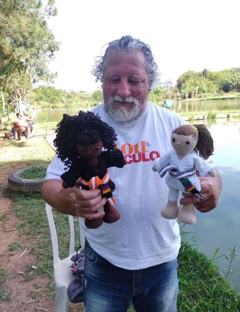 'Vov&ocirc; crocheteiro' e bonecas de croch&ecirc; que representam lutadoras de jiu-jitsu.