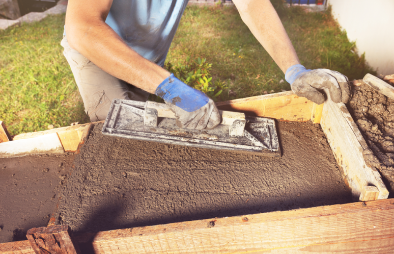 Como fazer concreto: fazer uma forma de madeira é o primeiro passo para criar uma escada – Foto: Shutterstock