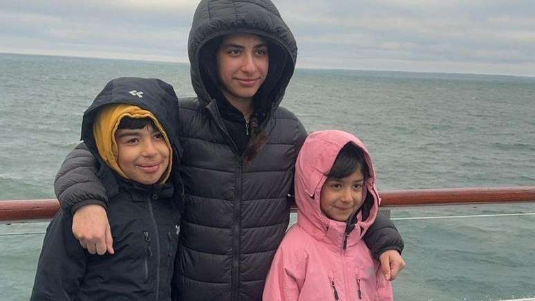 Sara (à direita) com seu irmão Hussam e sua irmã Rahaf. A família já havia tentado cruzar o Canal da Mancha três vezes