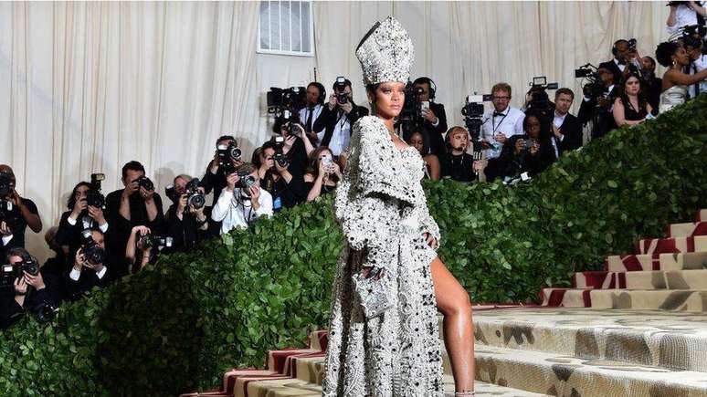 Rihanna em 2018 no Met Gala; esse ano, os convidados começarão a caminhar no tapete vermelho a partir das 19h