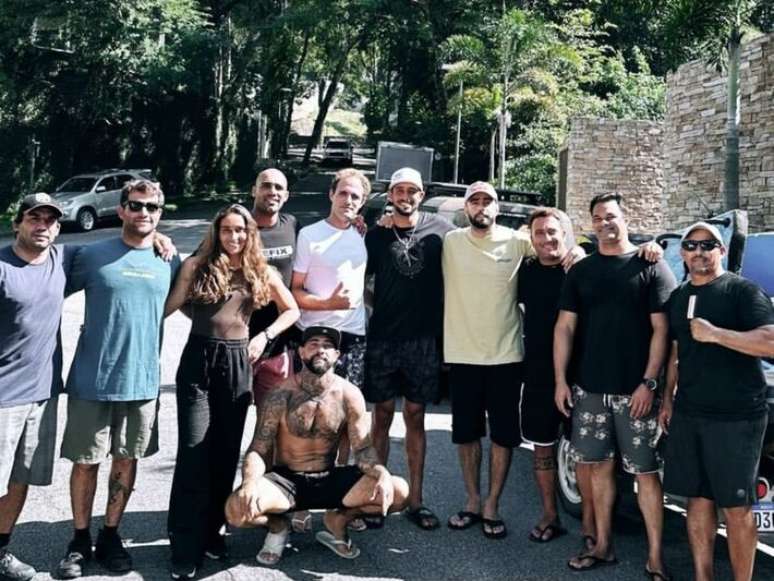 Pedro Scooby se reúne com grupo de surfistas para ajudar vítimas do Rio Grande do Sul